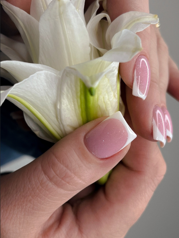 Французский маникюр (френч) в Архангельске, Салон красоты Мускат: идеальный белый френч на форме мягкий квадрат с розовым гель-лаком. Качественное покрытие ногтей для невест или повседневного стильного дизайна.