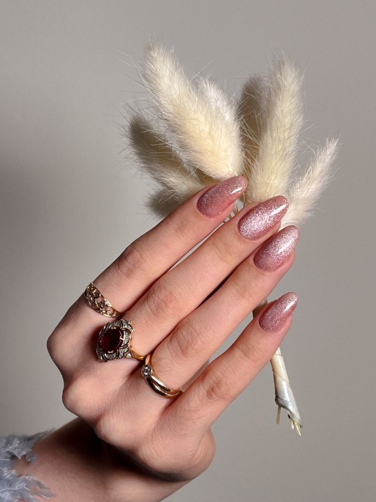 Маникюр гель-лак миндальной формы в Архангельске (Салон красоты "Мускат"): нежно-розовый дизайн ногтей. На фото показано качество покрытия и блики блесток.