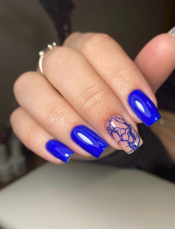 Яркий синий маникюр гель-лаком на коротких квадратных ногтях. Модный дизайн с синей "паутинкой" на нюдовой базе в Салоне красоты Мускат Архангельск. Летний или праздничный маникюр.