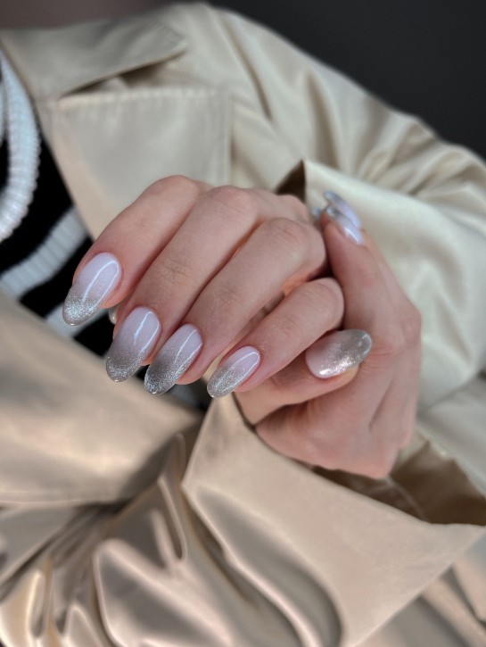 Маникюр омбре с серебряными блестками Архангельск | Градиентный нюд гель-лак | Миндалевидные ногти | Салон красоты Мускат