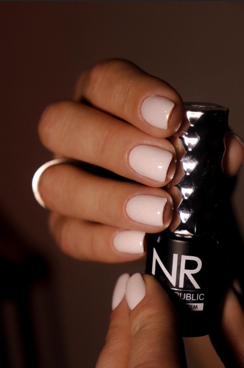 Нюдовый маникюр (однотонное молочное покрытие) на коротких ногтях в Архангельске, салон красоты "Мускат". Качественный гель-лак для естественного повседневного образа и укрепления ногтевой пластины.